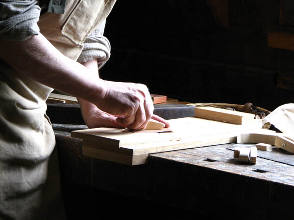 Nuestro equipo de profesionales cuenta  con muchos años de contrastada <strong>experiencia</strong> en el sector de la <strong>carpintería de madera en Casas del Castañar</strong>.